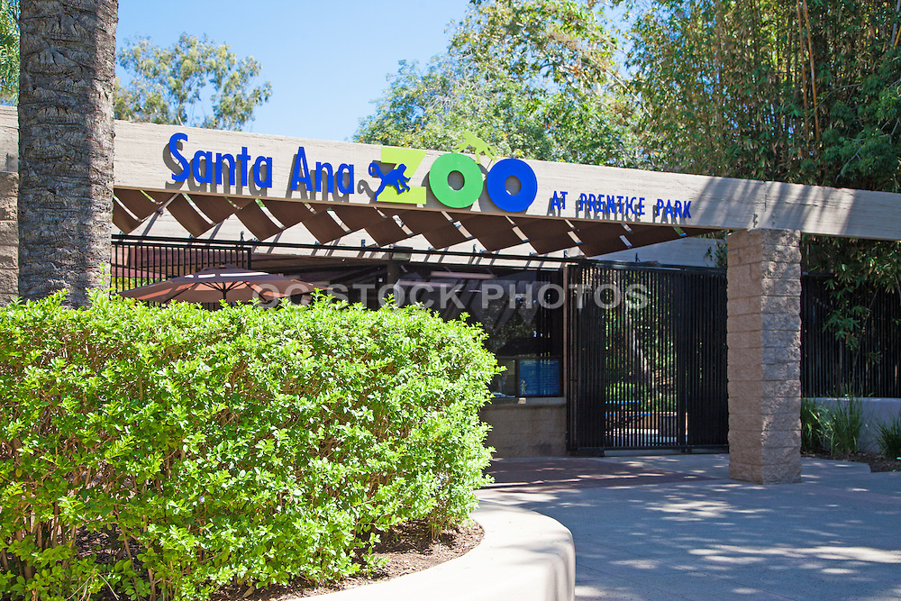 Image of the entrance of the Santa Ana Zoo