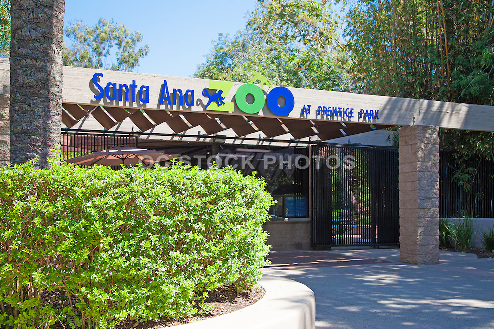 Image of the entrance of the Santa Ana Zoo